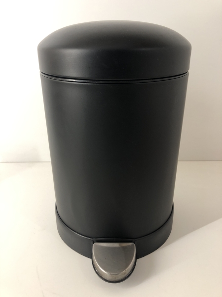 Poubelle noire métal
