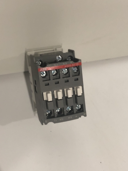 Contacteur ABB AX25-30-10-80 - 3 Pôles 25A 220V AC/DC pour Circuits Électriques Industriels