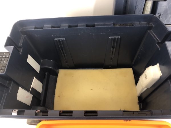 Caisse de rangement sur roulettes - capacité 50L, 2 roues diamètre 11 cm, poignée rétractable pour manutention et transport