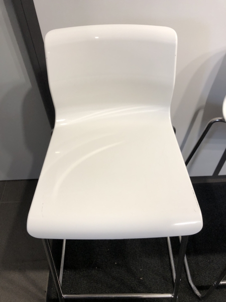 Tabouret de bar - Hauteur 64cm Assise Dossier 89cm Plastique Blanc Pieds Métal Chromé