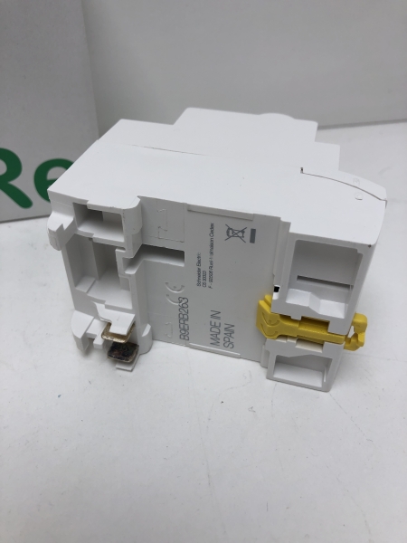 Interrupteur différentiel Schneider Resi9 XE R9ERB263 - 2P 63A 30mA Type A - 3 modules embrochable