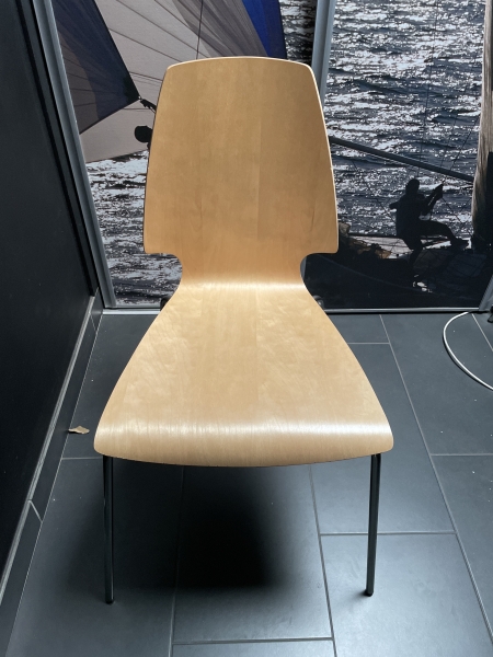 Chaise en bois clair IKEA - Structure en métal, design épuré pour salle à manger ou bureau