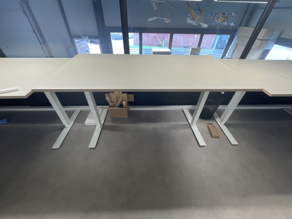 Bureau réglable manuel - 160 x 80 cm Blanc/Chêne clair pour bureau ergonomique