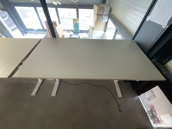 Bureau réglable manuel - 160 x 80 cm Blanc/Chêne clair pour bureau ergonomique