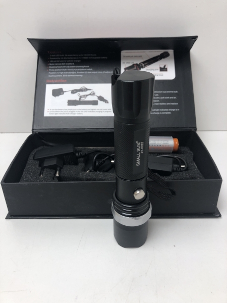 Lampe multifonction SWAT flashlight - Longue portée, Mise au point réglable, Mode de lumière réglable, Poignée antidérapante, Résistant à l'impact