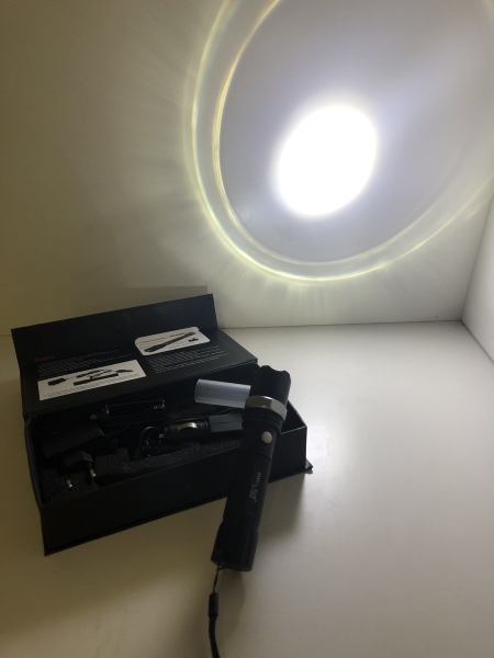 Lampe multifonction SWAT flashlight - Longue portée, Mise au point réglable, Mode de lumière réglable, Poignée antidérapante, Résistant à l'impact