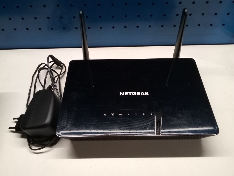 Point Accès Wifi NETGEAR - Modèl WAC 104 - 4x RJ45 - avec alimentation 