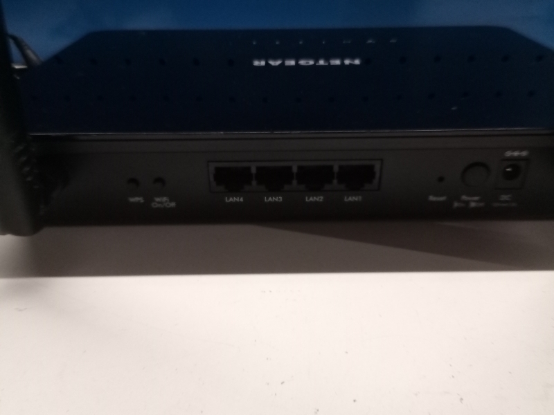 Point Accès Wifi NETGEAR - Modèl WAC 104 - 4x RJ45 - avec alimentation 