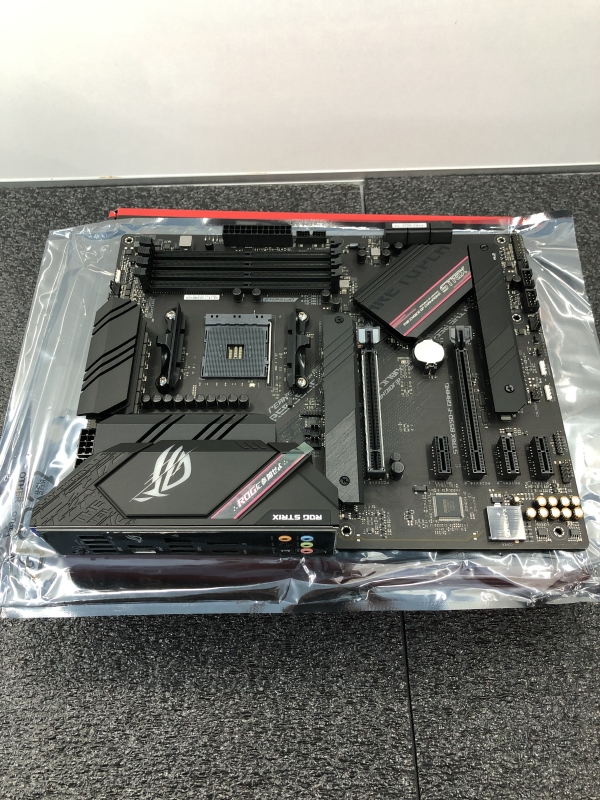 Carte mère Republic Of Gamers - ROG STRIX  B550-F Gaming - ATX - Chipset AMD socket AM4 3 Gen - Memoire DDR4 -  2xM2 - RJ45 - USB arrière 8 ports 6 USB avant  