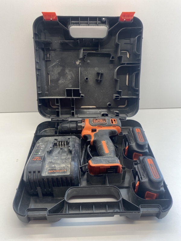 BLACK + DECKER Perceuse-visseuse sans fil 10,8V avec 2 batteries 1.5Ah + Chargeur + coffret d'origine en bon état - Odeur en fonctionnement