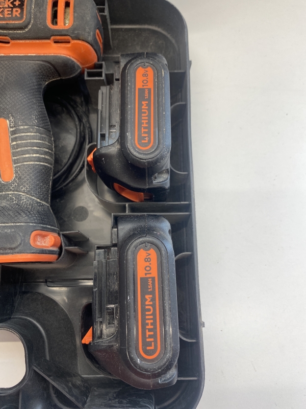 BLACK + DECKER Perceuse-visseuse sans fil 10,8V avec 2 batteries 1.5Ah + Chargeur + coffret d'origine en bon état - Odeur en fonctionnement