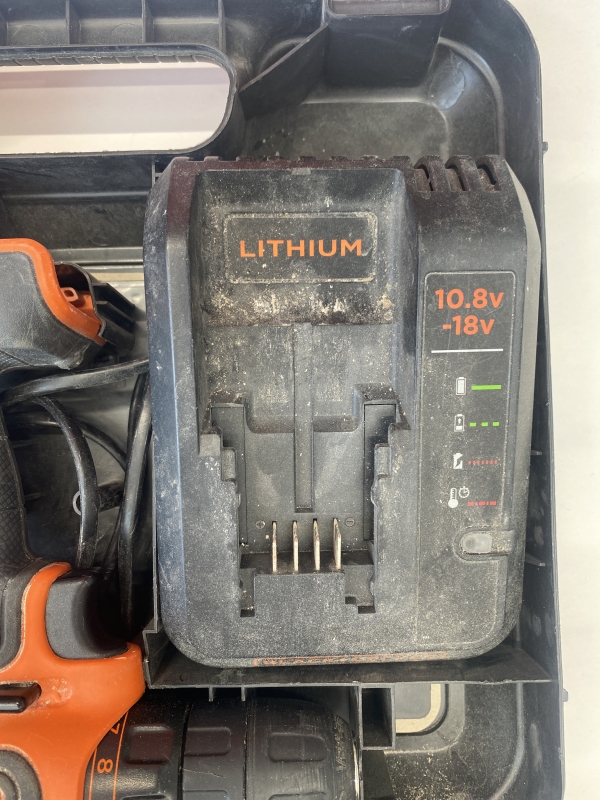 BLACK + DECKER Perceuse-visseuse sans fil 10,8V avec 2 batteries 1.5Ah + Chargeur + coffret d'origine en bon état - Odeur en fonctionnement